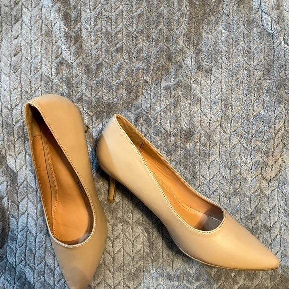 Shoes by French Connection! Size 10. Colors beige! 2 1/2 inch heel! - Picture 4 of 10